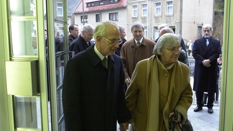 2000 erhält die Firma Lange das Stammhaus der Familie zurück. Danach wird es saniert. Im Dezember 2001 betritt Walter Lange mit seiner Frau Jutta als Erster das Gebäude.