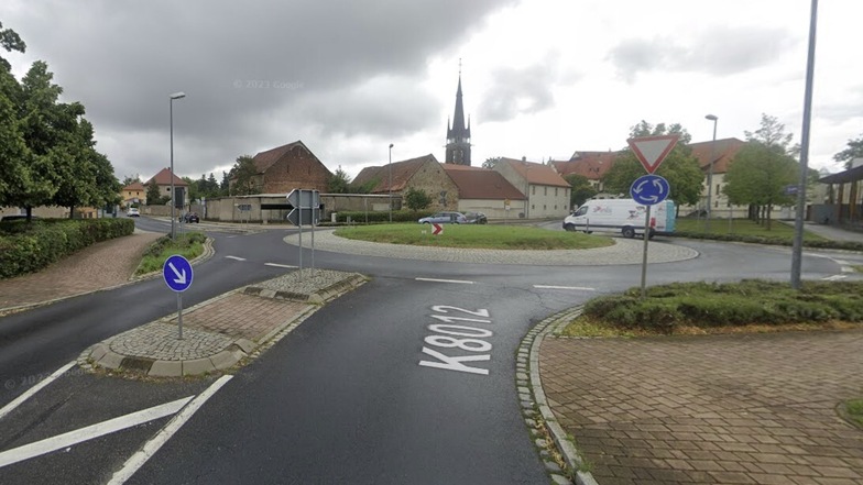 An diesem Kreisverkehr in Weinböhla stieß ein Mann am Montag gegen zwei Verkehrsschilder.