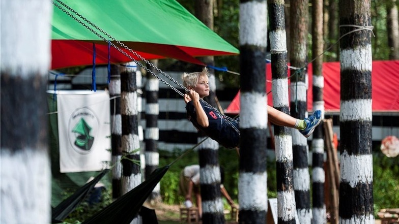 Während andere Folk-Treffen vor allem den Älteren überlassen sind, können auf der Kulturinsel eben auch Kinder mitspielen wie dieser Junge im Zauberwald. Auch in diesem Jahr nutzten viele Besucher die Gelegenheit, das Festival ganz in Familie zu besuchen.