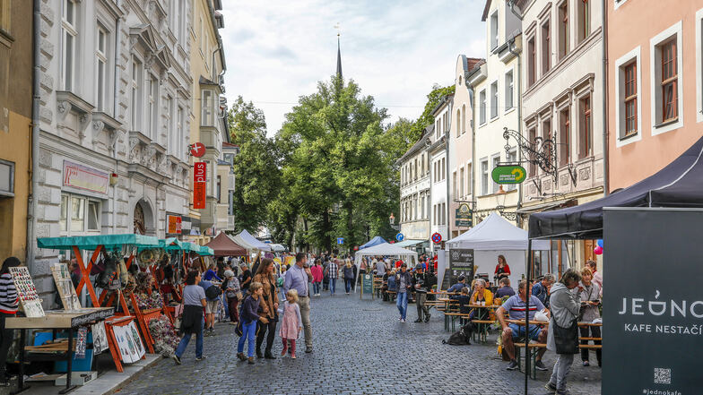 Wenn es nach den Verfassern der Studie "Zittau MitteWest" geht, sollte die Innere Weberstraße immer so belebt sein wie beim Tag des offenen Denkmals im September.