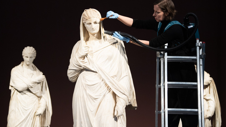 Stephanie Exner, Leiterin der Skulpturensammlung, reinigt die Marmorfigur "Große Herkulanerin". Mit gut 700 Gemälden und 450 Skulpturen bietet der Semperbau eine nie da gewesene Fülle.