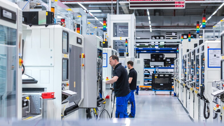 Das Mercedes-Batteriewerk Accumotive in Kamenz drosselt derzeit teilweise die Produktion. Das hat für einige Mitarbeiter Kurzarbeit zur Folge.