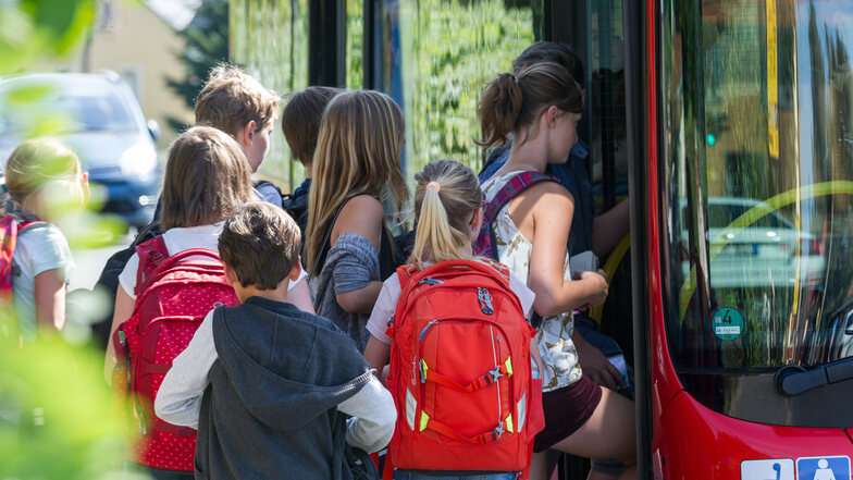Ein Bild wie dieses ist Alltag in der Region: Viele Kinder und Jugendliche nehmen den Bus, um zur Schule und wieder nach Hause zu fahren. Beim Fahrpersonal müssen sie ihr Schülerticket einlesen. Doch das funktioniert nicht immer.