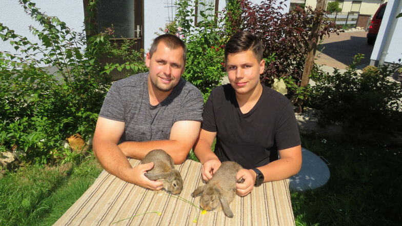 Vereinsvorsitzender Marcel Domaschke und sein Sohn Fabian teilen die Faszination für die Kaninchenzucht.