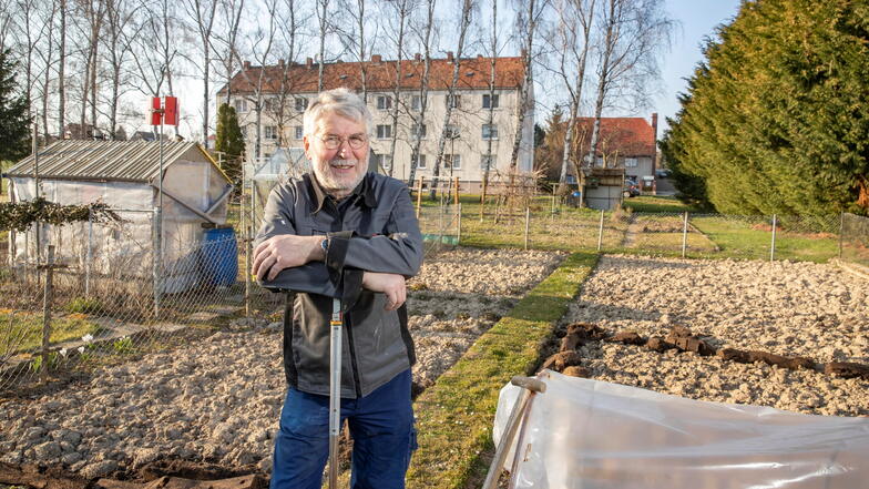 Rainer Laschet bewirtschaftet seit über 40 Jahre einen Garten in Lüttewitz. Jetzt ist nicht klar, ob dieser erhalten bleibt. Auf der Fläche zwischen Bauhof und Staatsstraße soll das neue Feuerwehrgerätehaus gebaut werden.