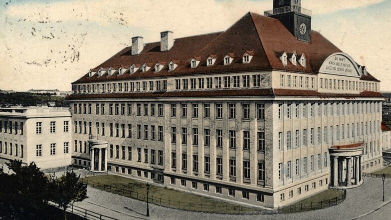 Das Gebäude der Pestalozzi-Schule war um 1920 ein beliebtes Postkartenmotiv. Foto: Archiv Holger Naumann