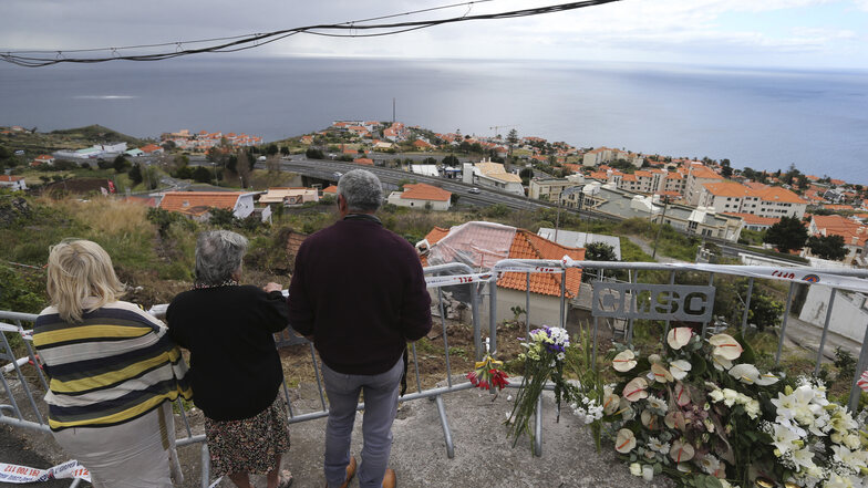 Menschen stehen an der Unfallstelle des Busunglücks. Bei dem Busunglück am Mittwoch auf der portugiesischen Atlantikinsel Madeira sind 29 Menschen ums Leben gekommen.