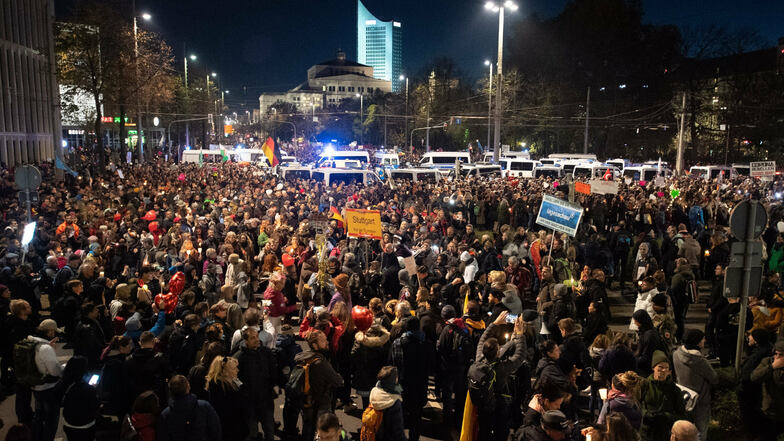 Tausende hatten am Samstag unter den Augen der Polizei in Leipzig gegen die Auflagen der Versammlung verstoßen.