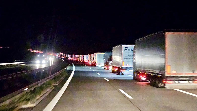 Bis nach Pirna reichte der Stau auf der A17 in der Nacht zum Mittwoch. Zuvor gab es nahe Bahretal einen Unfall mit drei Kleintransportern.