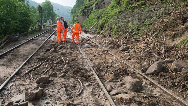 Die Bahnlinie im Elbtal bleibt wegen des Erdrutsches aber weiterhin gesperrt.
