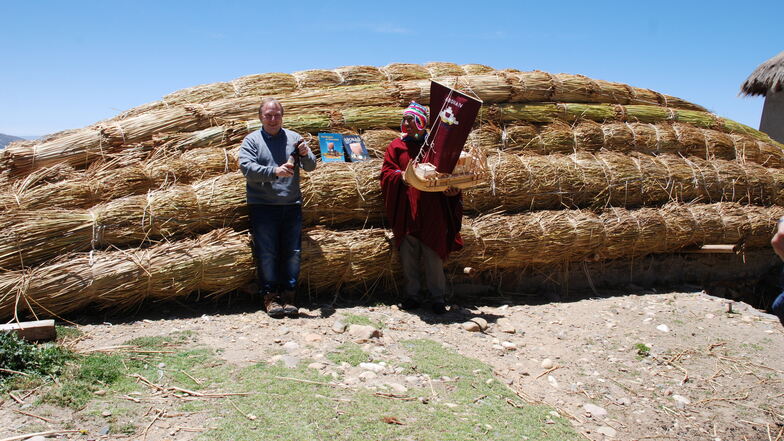 Schilfernte am Titicacasee in Bolivien und Vorbereitung für den Bau des Bootes.