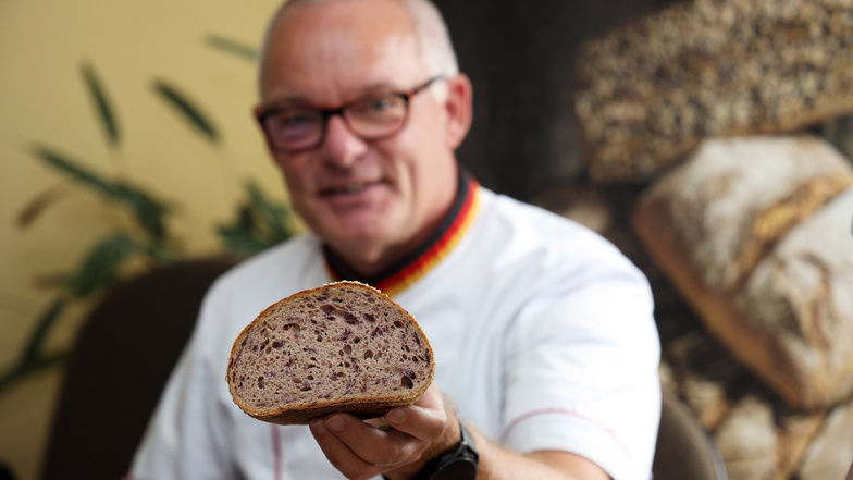 Man sieht es, man riecht es, und man schmeckt es: Qualitätsprüfer Michael Isensee vom Deutschen Brotinstitut zeigt das mit Rotkraut gebackene Brot aus Riesa - eins von Dutzenden geprüften Broten aus dem Landkreis.