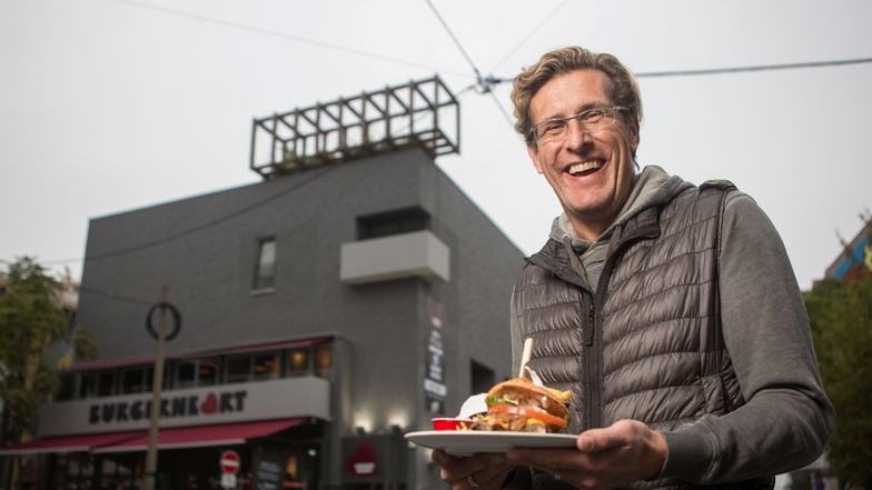 Da hatte Christian von Canal noch gut lachen - im Juli 2019 bei der Eröffnung des "Burgerheart" in der Neustadt.