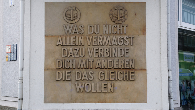 Der Spruch bekam am 23. September 1976 eine besondere Bedeutung. Ein ARD-Korrespondent interviewte vor der Tafel ausreisewillige Riesaer. Das ARD-Interview ist auch in der Dauerausstellung des  Riesaer Stadtmuseums zu sehen.