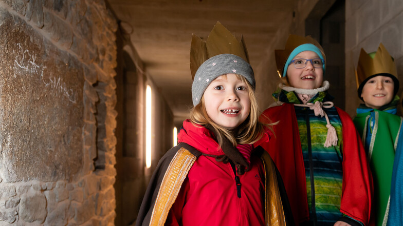 Myriam, Janina und Elias (von links) sind drei von rund 25 Kindern, die als Heilige Drei Könige im Schiebocker Raum unterwegs sind. Auf der Hospiz-Baustelle schrieben sie den Neujahrssegen auf den Grundstein.