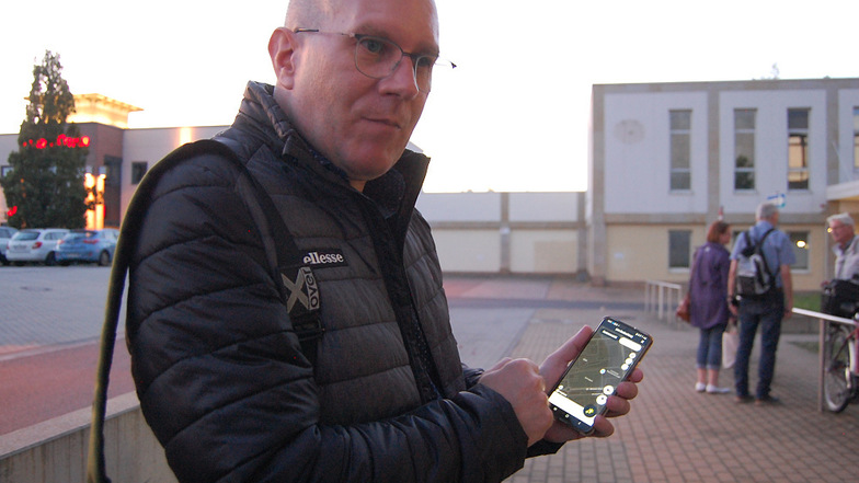 Mit seinem Smartphone ist Sicco Bauer Teil einer Gruppe von Menschen, die ehrenamtlich Lichtquellen untersuchen.