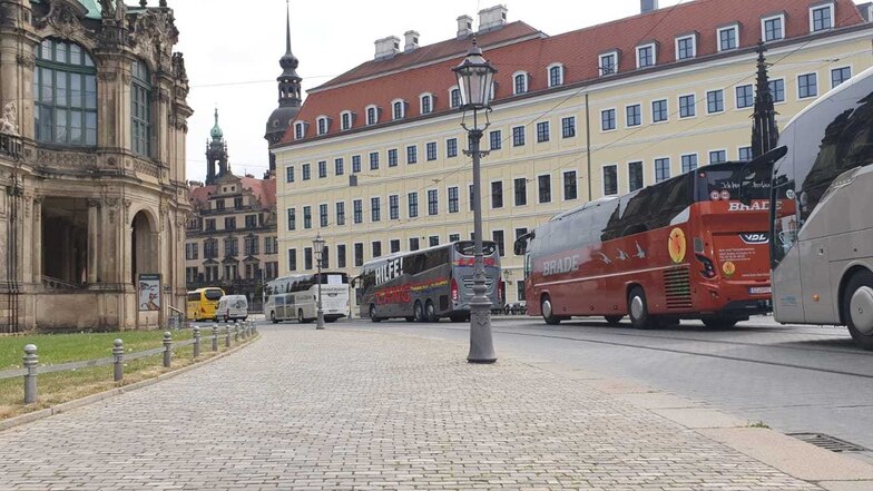 Mitten durch die Dresdner Altstadt: Die Busse fuhren zuvor vorbei am Zwinger und der Semperoper zum Landtag.