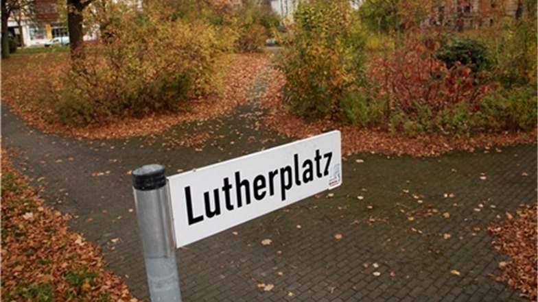 Der Lutherplatz in Zittau ist eine Oase an der B99. Hier gibt es Ärzte, eine Physiotherapie und ein Studentenwohnheim.