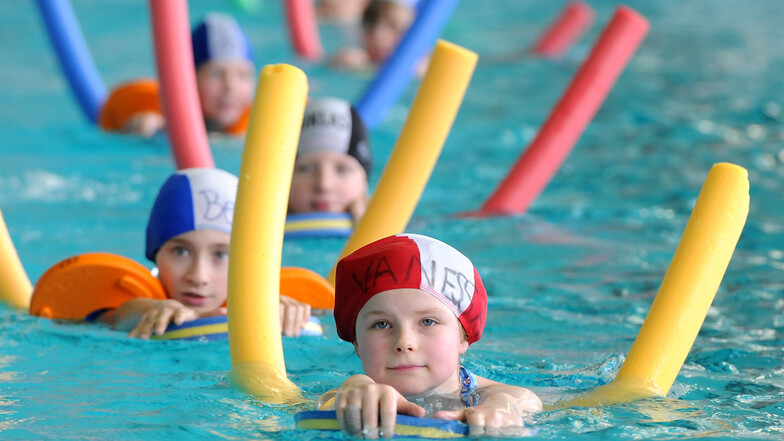 Zehn Schulen aus dem Süden des Landkreises nutzen die Schwimmhalle Hirschfelde für den Schwimmunterricht.