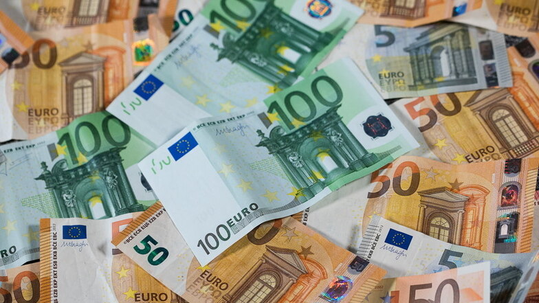 Dank einer aufmerksamen Sparkassenmitarbeiterin, wurde ein Mann in Hoyerswerda vor einem Verlust von 25.000 Euro bewahrt.