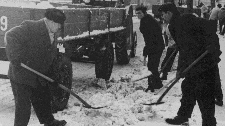 Arbeiter aus Betrieben wurden im Winter 1963 beauftragt, auf der Bahnhofstraße Schnee zu schippen.