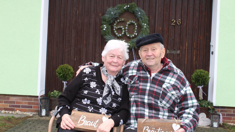 Thea und Manfred Fabian freuen sich über ein besonderes Geschenk – einen Jubiläumskranz.