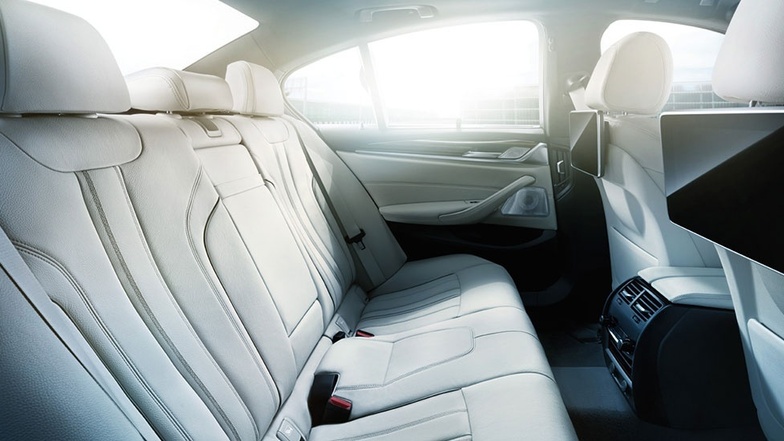 Fahrfreude, Funktionalität und Komfort - die BMW 5er Modelle sind für all das ausgestattet. Abbildung zeigt Sonderausstattungen