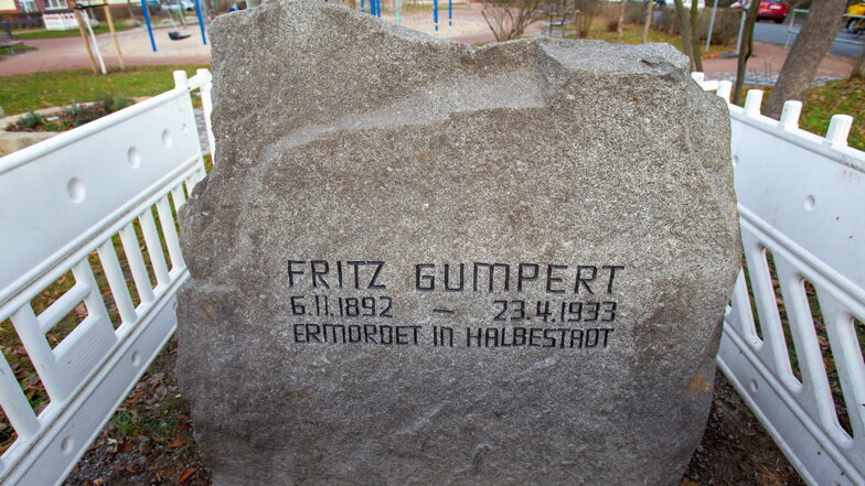 Noch gesichert, doch schon erneuert: Der Gedenkstein an Fritz Gumpert am gleichnamigen Heidenauer Platz.