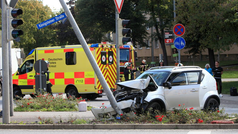 Autofahrer prallt an B172 in Pirna frontal gegen Laterne - schwer verletzt