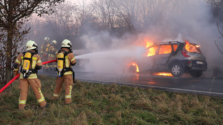 Am Sonntagnachmittag ging bei Wurgwitz ein Pkw in Flammen auf und brannte völlig aus.