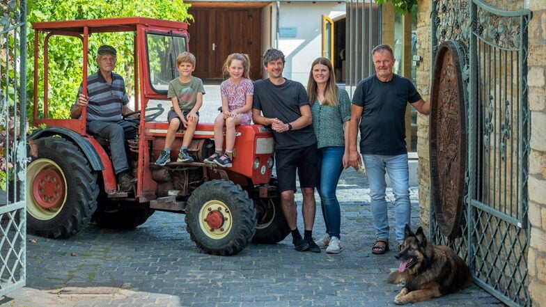 Familienweingut in Gleina an der Unstrut: (v.r.) Vater Frank Böhme, Tochter Marika Sperk mit ihrem Mann Sandro, ihre Kinder Ida und Gustav, Großvater Werner Böhme und vorn: Hund Robin.