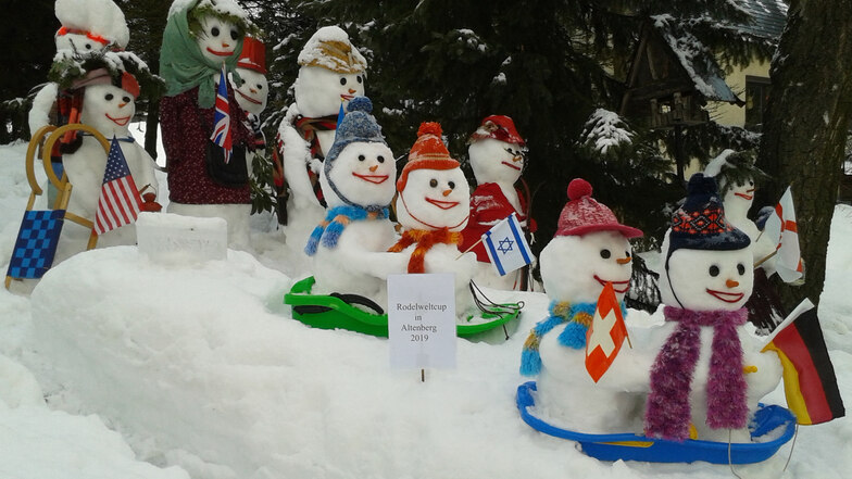 Großfamilie: Mit dieser Schneemannfamilie sandte uns Heidi Meschkank aus Bärenfels winterliche Grüße.