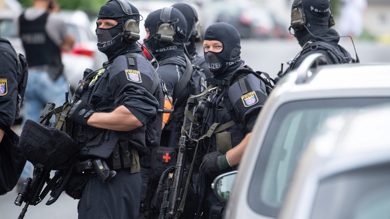 Schwer bewaffnete Polizisten sichern eine Straße in Frankfurt. Zuvor waren dort Schüsse gefallen.