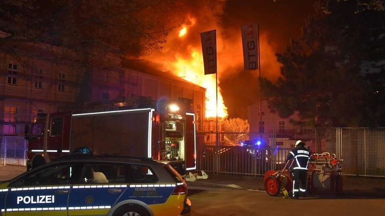 Die Bilder aus der Brandnacht geben einen Eindruck von der Größe des Feuers.