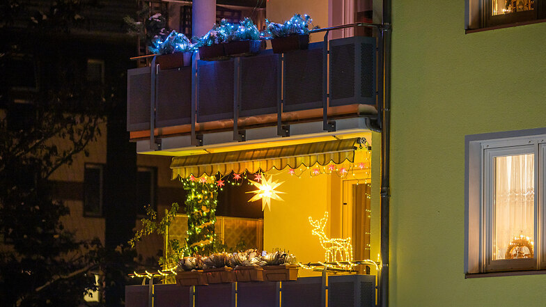 Es gibt Häuser in Hoyerswerda, da ist nur auf wenigen Balkons leuchtender Weihnachtsschmuck zu sehen. Und es gibt die gelben Wohnanlagen in der Alten Berliner Straße, wo so ziemlich jeder Balkon geschmückt ist.