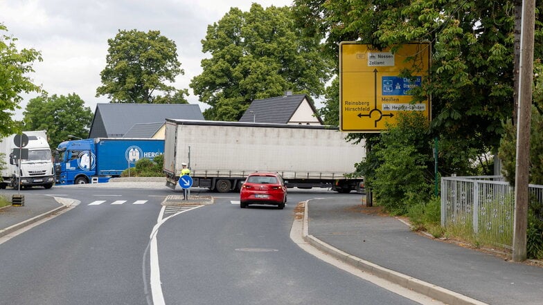 Im Sommer vorigen Jahres gab es ein Lkw-Durchfahrverbot auf der S36 in Deutschenbora. Die Polizei schickte Kraftfahrer über den Kreisverkehr zurück auf die A14. Das schaffte Entlastung für die Einwohner.