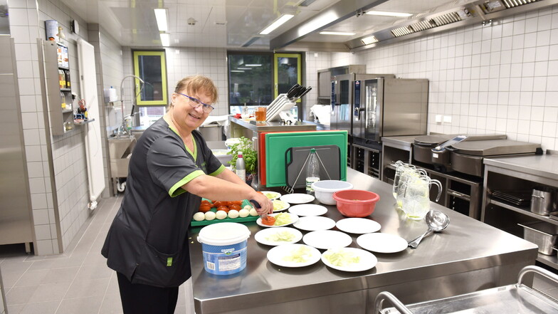 Marian Zimmermann freut sich über die moderne Küche. Sie arbeitet seit 30 Jahren im Winfriedhaus und ist damit am längsten dabei.