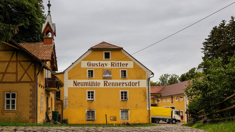 Die Neumühle in Rennersdorf bei Herrnhut liegt idyllisch im Tal des Petersbachs.