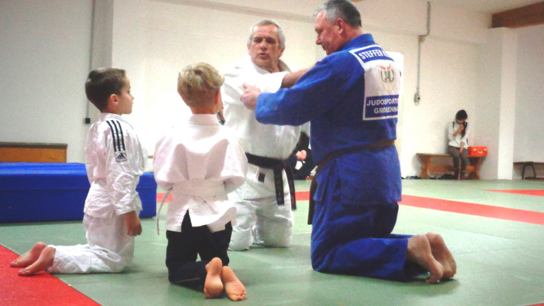 Dieter König und Steffen Klemt (blauer Anzug) kümmern sich gemeinsam mit weiteren Ehrenamtlern um die Ausbildung junger Judokas in Großenhain.