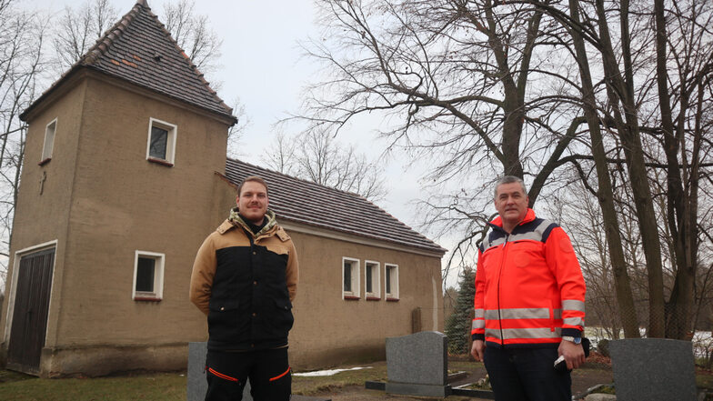 Zum „Ort der Ruhe und Besinnung“ soll der Friedhof in Riegel neugestaltet werden. Dominic Knote (links) und Hagen Aust vom Ortschaftsrat setzen sich dafür ein.