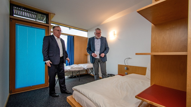Jens Berghold (links), Regionalgeschäftsführer der AOK für die Region Chemnitz und Landrat Matthias Damm schauen sich ein Zimmer im AOK-Tagungszentrum an. Hier sollen ab 12. April Flüchtlinge einziehen.