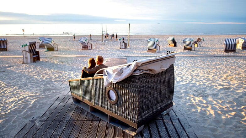 Ein Schlafstrandkorb am Norderneyer Strandabschnitt.