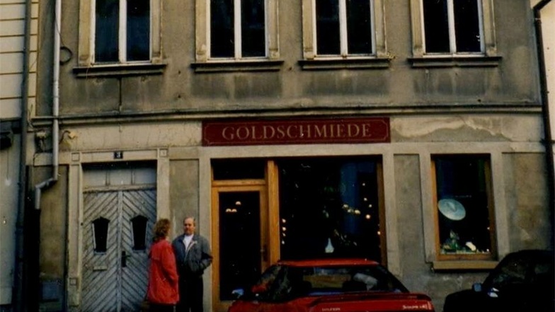 Nach dem ersten Umbau: Carl und Elke Schelle vor der neuen Goldschmiede an der Hauptstraße – 1991.