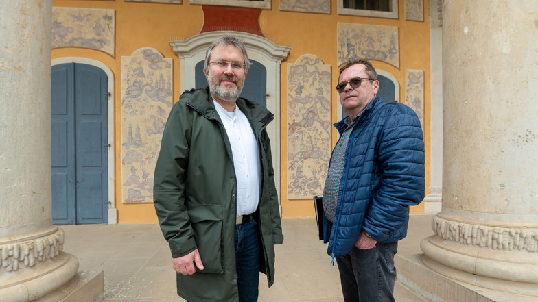 Sachgebietsleiter Kai-Uwe Beger (l.) und Projektleiter Norbert Seidel vorm Bergpalais im Schloss Pillnitz. Die 300 Jahre alten Wandmalereien nach chinesischem Vorbild an der Fassade hinter ihnen werden noch dieses Jahr restauriert.
