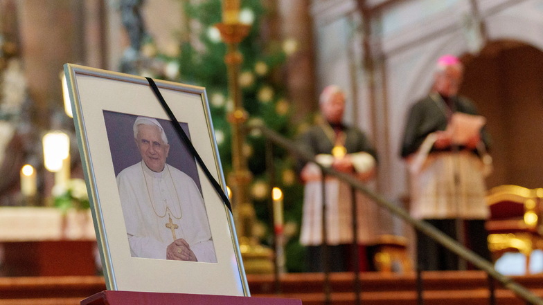 31.12.2022: Im Mainzer Dom steht ein Bildnis des früheren Papstes Benedikt XVI.