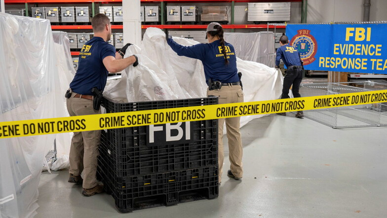 FBI-Spezialagenten bearbeiten Material, das von einem vor der Küste von South Carolina geborgenen Höhenballon stammt.