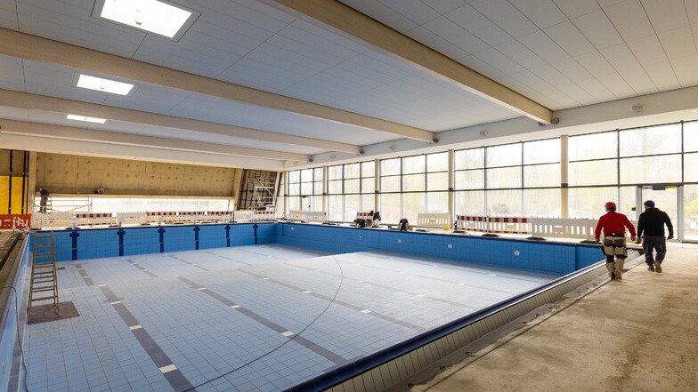 In der neuen Schwimmhalle in Dresden-Prohlis verlegt die Bau Dresden Gruna GmbH rund 5.000 m2 Fliesen, die Fläche eines Fußballfelds. Der Auftragswert: über eine Million Euro.