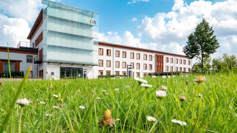Der Blick auf das Hauptgebäude der BA in Riesa. Diese will ein neues Labor aufbauen.