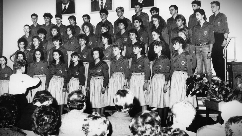Dieses Foto aus dem Kamenzer Stadtarchiv zeigt den Chor der Lessingschule im Jahr 1989 in der Aula des Kamenzer Gymnasiums.