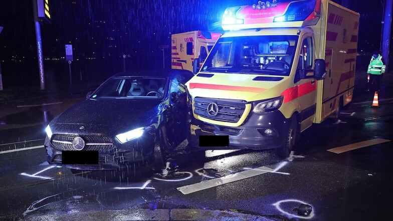 Bei einem Unfall mit einem Rettungswagen in Dresden-Tolkewitz sind am Donnerstagabend drei Menschen verletzt worden.